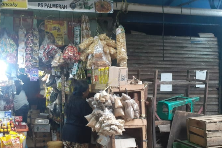 Pedagang di Pasar Palmerah, Jakarta Barat tengah menata dagangannya pada Kamis (10/6/2021)