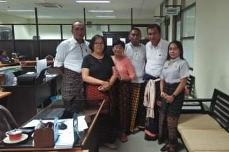 Sejumlah ASN di Biro Ekonomi dan Kerjasama Pemprov NTT, mengenakan kain tenunan motif NTT saat bekerja di kantor, Jumat (12/4/2019)