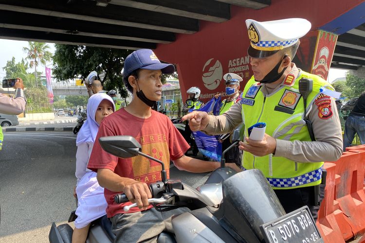 Polisi menindak pengendara motor yang tidak menggunakan helm saat operasi zebra jaya