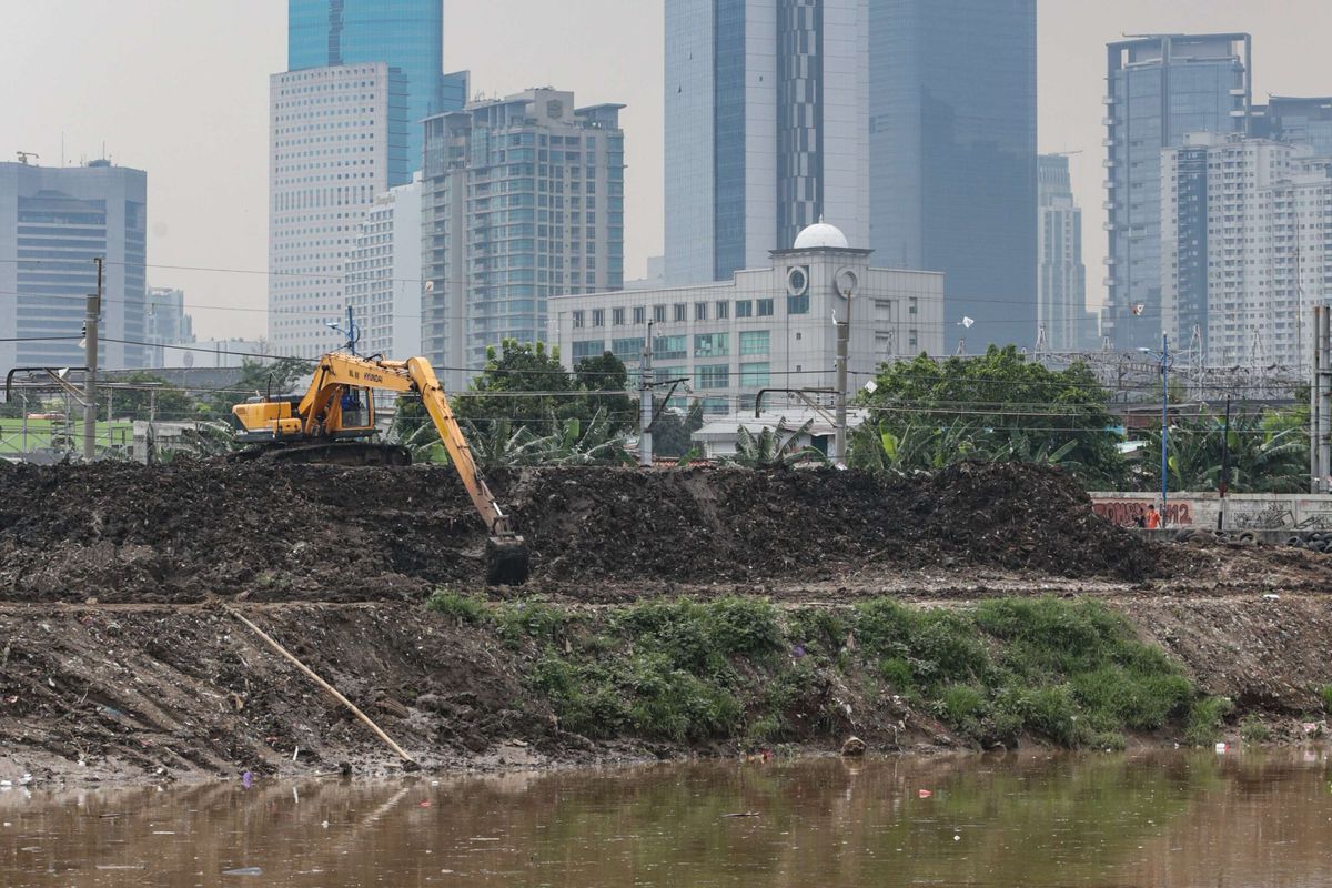 Petugas Dinas Sumber Daya Air DKI Jakarta melakukan pengerukan endapan lumpur untuk antisipasi musim hujan di Kali Ciliwung, Jakarta Pusat, Senin (1/11/2021). Dinas Sumber Daya Air (SDA) DKI Jakarta telah mengerahkan 8.000 personel di lima wilayah Kota Administratif Jakarta sebagai pelaksana program Gerebek Lumpur  tiga sungai yaitu Kali Ciliwung, Kali Krukut di Bendungan Hilir dan Kali Utan Kayu di Cempaka Putih.