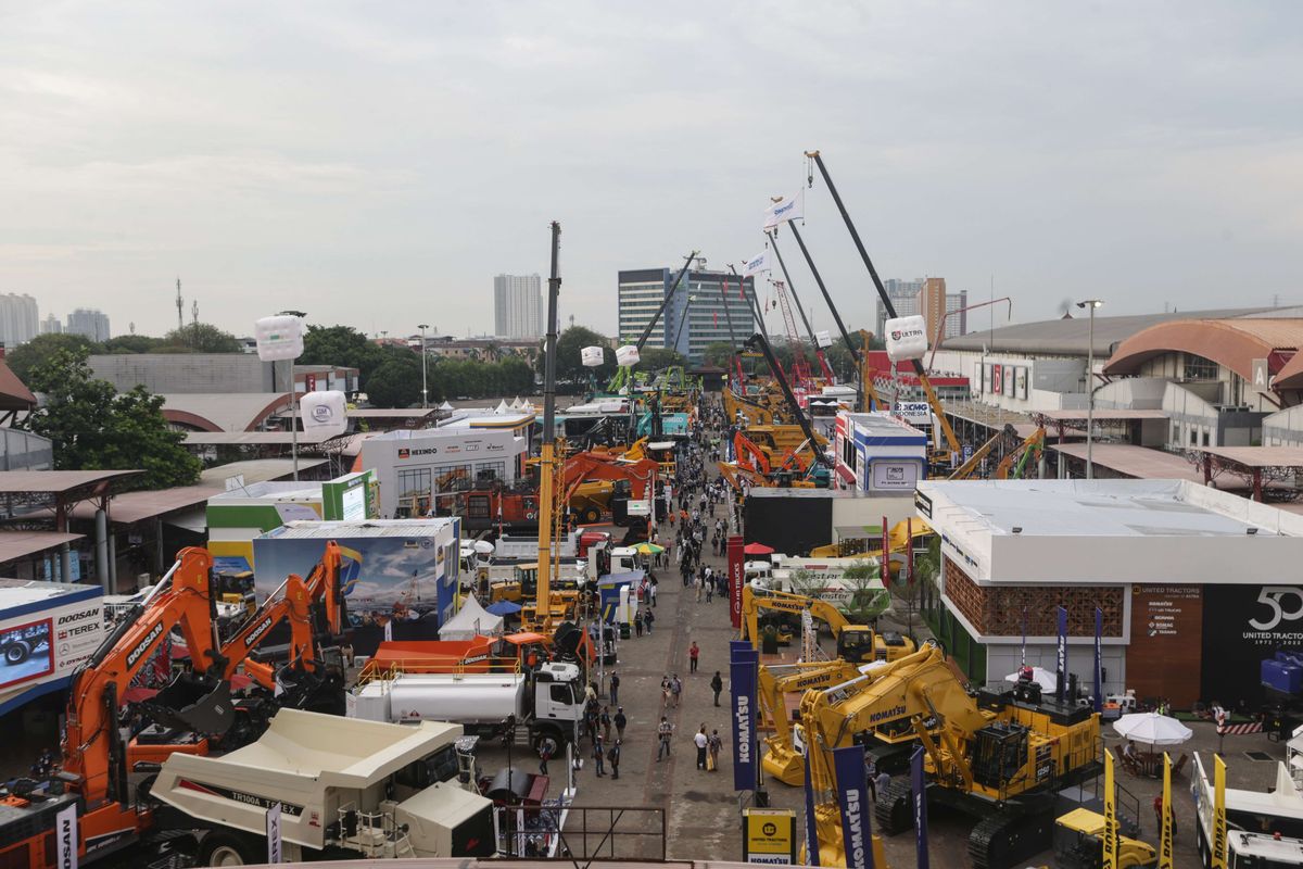 Pameran Indonesia Energy & Engineering (IEE) 2022 Series di Jakarta International Expo (Jiexpo) Kemayoran, Rabu (14/9/2022). Pameran dagang terbesar se-Asia Tenggara ini diikuti lebih dari 1200 peserta dari 30 negara dengan memamerkan 3.600 produk barang dan jasa.