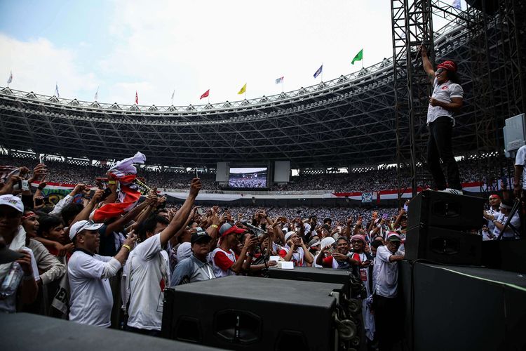 Slank saat kampanye akbar bertajuk Konser Putih Bersatu di Stadion Gelora Bung Karno, Jakarta, Sabtu (13/4/2019).