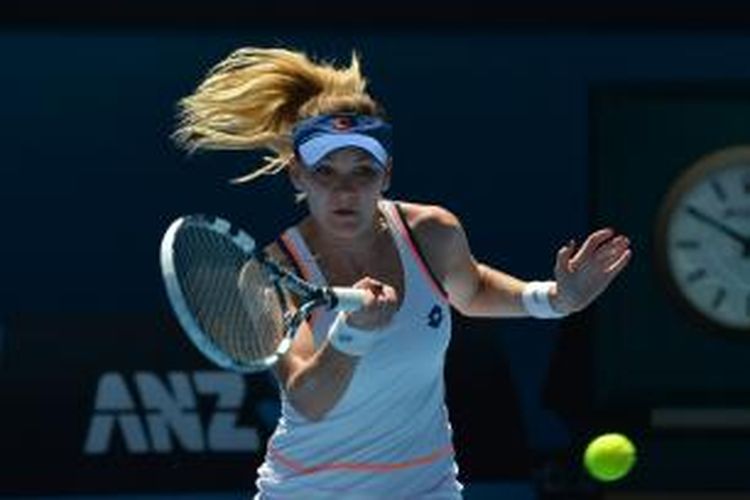 Petenis Polandia, Agnieszka Radwanska memukul bola ke arah petenis Belarusia, Victoria Azarenka pada babak perempat final Australian Open, di Rod Laver Arena, Melbourne Park, Rabu (22/01/2014). Radwanska menang 6-1, 5-7, 6-0.