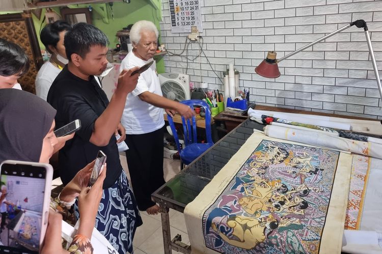 Perajin Wayang Beber di Sanggar Seni dan Kerajinan Naladerma.