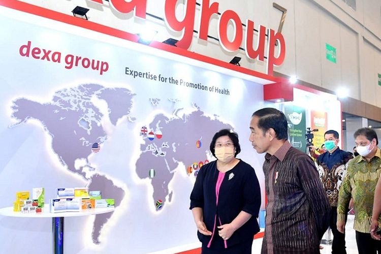Presiden RI Joko Widodo didampingi oleh Komisaris Utama Dexa Group Gracianti Soetikno saat mengunjungi booth Dexa Group di acara Trade Expo Indonesia 2022 (TEI 2022) di ICE BSD, Tangerang, Rabu (19 Oktober 2022).
