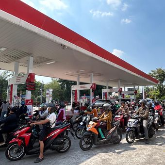 Antrean pengisian BBM  Pertalite di SPBU Pertamina Manahan Solo, Kamis (11/6/2026)