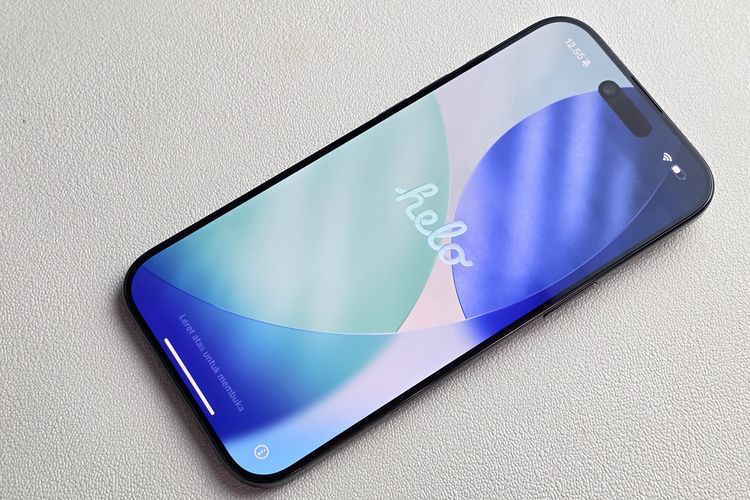 iPhone Air mengusung layar Super Retina XDR OLED berukuran 6,5 inci dengan resolusi 2736 x 1260 piksel, kerapatan 460 ppi, dan kecerahan maksimum hingga 3.000 nit. Berbeda dengan iPhone 17 ?reguler? yang memiliki layar berbentang 6,3 inci.
