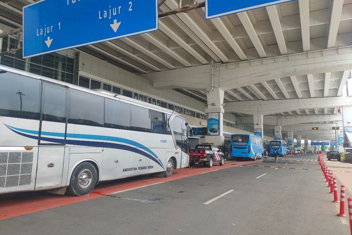 Aktivitas transportasi di kawasan Terminal 3 Bandara Soekarno-Hatta kembali normal usai massa penyambut kepulangan Pimpinan FPI Rizieq Shihab membubarkan diri, Selasa (10/11/2020)