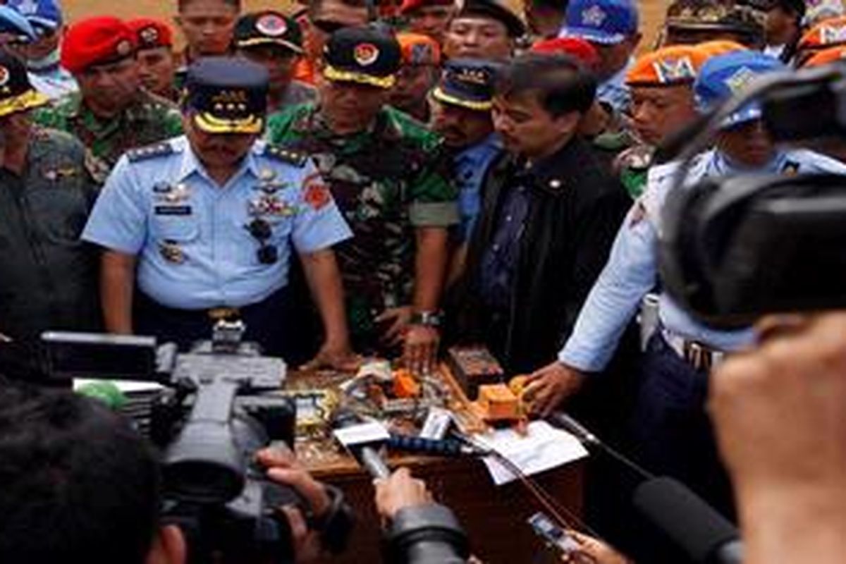 Badan SAR Nasional, Senin (14/5/2012), menunjukkan alat komunikasi, GPS, dan ELT dari pesawat Sukhoi Superjet 100 di areal helipad pasirpogor, Kabupaten Bogor, Jawa Barat. Temuan ini menunjukkan pesawat Sukhoi masih memakai ELT versi lama sehingga tak terdeteksi penerima oleh Indonesia yang berstandar internasional. Kepala Basarnas Marsekal Madya Daryatmo didampingi Komandan Lanud Atang Sendjaja Brigjen Tabri S, Ketua KNKT Tatang Kurniadi, Komandan Resor Militer 061/Surya Kencana Kolonel (Inf) AM Putranto, dan anggota DPR RI Roy Suryo. 