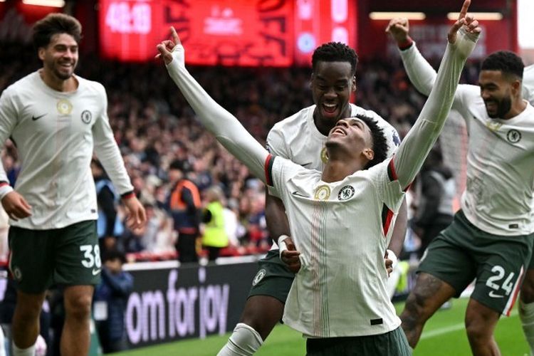 Bek Inggris #34 Josh-Kofi Acheampong merayakan gol pertama timnya dalam pertandingan sepak bola Liga Inggris antara Nottingham Forest vs Chelsea di The City Ground di Nottingham, Inggris tengah, pada 18 Oktober 2025. (Foto oleh JUSTIN TALLIS / AFP) 