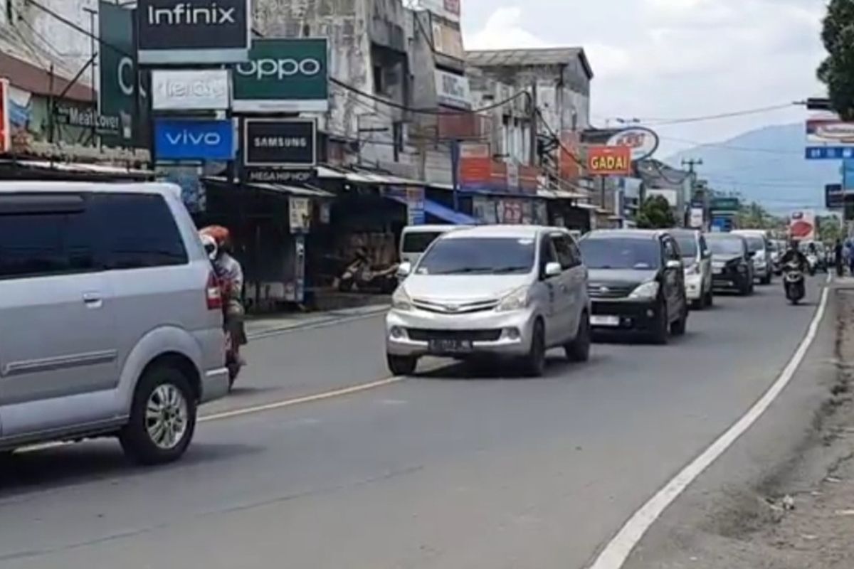 Jalur Ciawi-Tasikmalaya terus Tanjakan Gentong masih macet dan dipadati kendaraan sebelum diberlakukan one way oleh Kepolisian untuk mengurai kemacetan pemudik pada Sabtu (6/4/2024) sore.