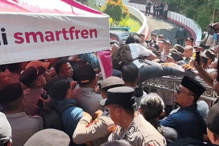 KABUR DIKEJAR MASSA - Koodinator Aliansi Masyarakat Pati Bersatu, Teguh Istiyanto, berusaha melompat pagar Gedung DPRD Pati, Kamis (2/10/2025). Dia berusaha menghindari amukan massa pendukung Bupati Pati Sudewo yang berkumpul di depan Gedung DPRD Pati. 