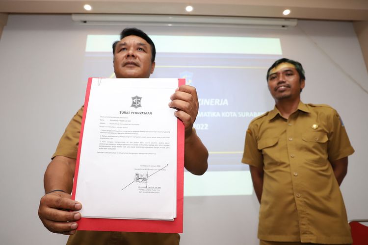 Kepala Dinas Komunikasi dan Informatika (Diskominfo) Kota Surabaya, Muhammad Fikser, menunjukkan surat pernyataan kontrak kinerja kepada awak media, Senin (13/6/2022).