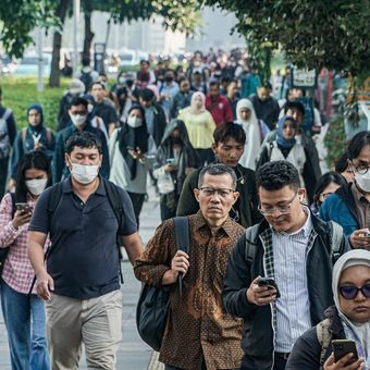 Ilustrasi kelas menengah, Sejumlah pekerja berjalan di kawasan Sudirman, Jakarta, Kamis (2/4/2026)