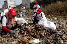 Perusahaan Ini Ajak Ratusan Karyawannya Bersihkan Pantai dari Sampah