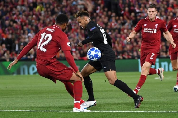 Joe Gomez dan James Milner bergantian mengawal Neymar pada pertandingan Liverpool vs PSG dalam matchday 1 Liga Champions di Stadion Anfield, 18 September 2018. 