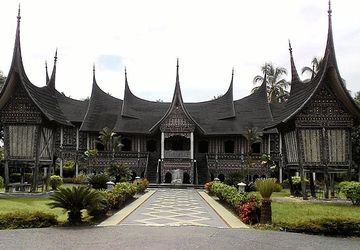 Keajaiban Arsitektur Rumah Gadang Minang yang Beratap Ijuk Pohon Aren