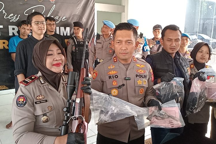 Polisi memperlihatkan senjata api yang disimpan tiga tersangka penembakan seorang warga di Bogor, Jawa Barat, saat konferensi pers di Mapolres Bogor, Selasa (6/8/2024).