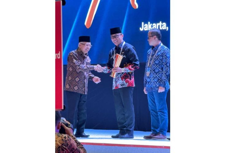 PJ Sulsel Prof Dr Zudan Arif Fakrulloh beserta Kepala Dinas Tenaga Kerja dan Transmigrasi Provinsi Sulsel Jayadi Nas menerima dua penghargaan pada acara Naker Award Kementerian Ketenagakerjaan.