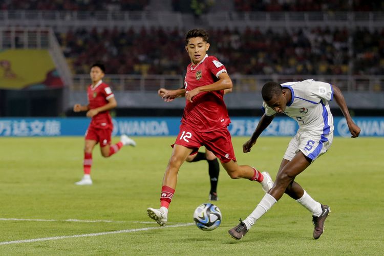 Pemain Timnas Indonesia Welber Jardim menjaga pemain Panama saat laga kedua babak penyisihan Grup A Piala Dunia U17 2023 Indonesia yang berakhir dengen skor 1-1 di Stadion Gelora Bung Tomo Surabaya, Jawa Timur, Senin (13/11/2023) malam.