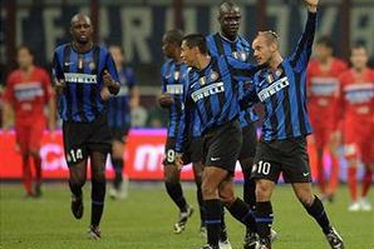 Gelandang Inter Milan, Wesley Sneijder (kanan) merayakan golnya ke gawang Catania, dalam lanjutan Serie-A, Sabtu (24/10).