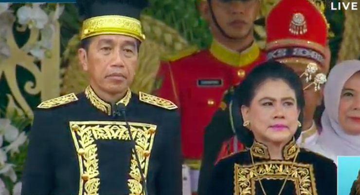 Jokowi Pakai Kustin, Pakaian Adat Kalimantan Timur Saat Pimpin Upacara HUT RI di IKN