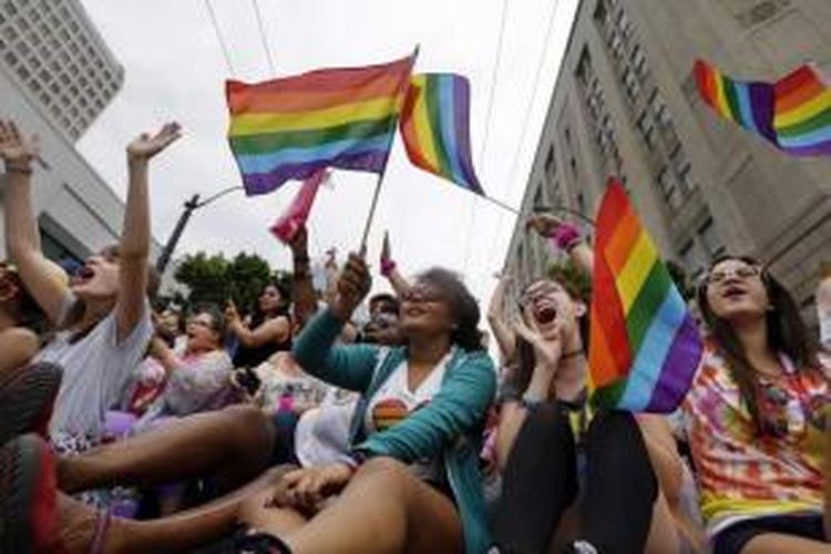 Penonton parade ikut bersuka-cita saat Gay Pride Parade di Seattle, 28 Juni 2015, dua hari setelah Mahkamah Agung (MA) Amerika Serikat melegalkan pernikahan sesama jenis di 50 negara bagian.