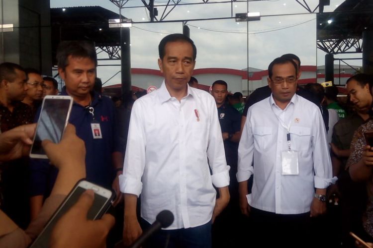 Presiden Joko Widodo (Jokowi) memberikan keterangan pers usai menghadiri acara Silaturahmi Nasional (Silatnas) Keluarga Besar Pengemudi Online di Jakarta International Expo Kemayoran, Jakarta, Sabtu (12/1/2019).