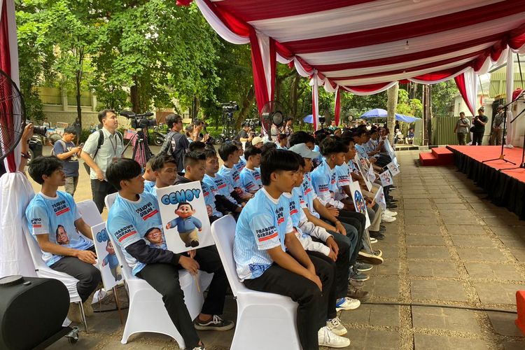 Relawan Pemuda Milenial Prabowo Indonesia mendeklarasikan dukungan kepada pasangan calon (paslon) nomor urut 2, Prabowo Subianto dan Gibran Rakabuming Raka di Rumah Kertanegara IV, Jakarta Selatan, Senin (15/1/2024). 