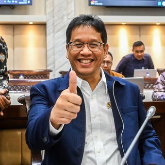 Menteri Keuangan Purbaya Yudhi Sadewa bersiap mengikuti rapat kerja bersama Komisi XI DPR di Kompleks Parlemen, Senayan, Jakarta, Selasa (30/9/2025). 
