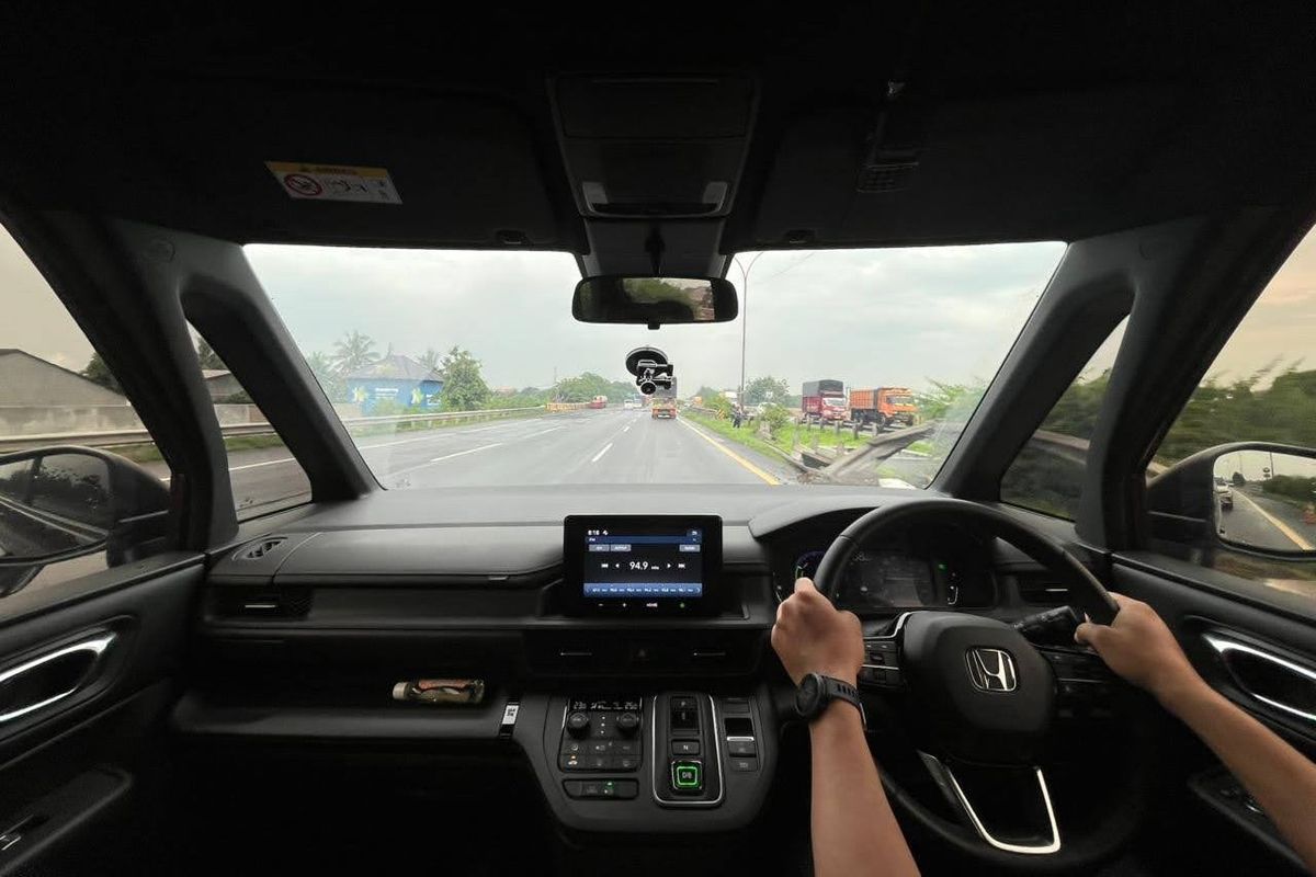 Kabin Honda Step WGN e:HEV terbukti nyaman dan lapang untuk perjalanan panjang menelusuri rute Pansela. 