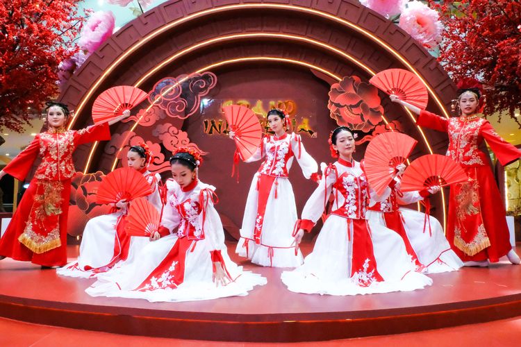 Chinese Folk Dance dalam perayaan Imlek di Grand Indonesia. 