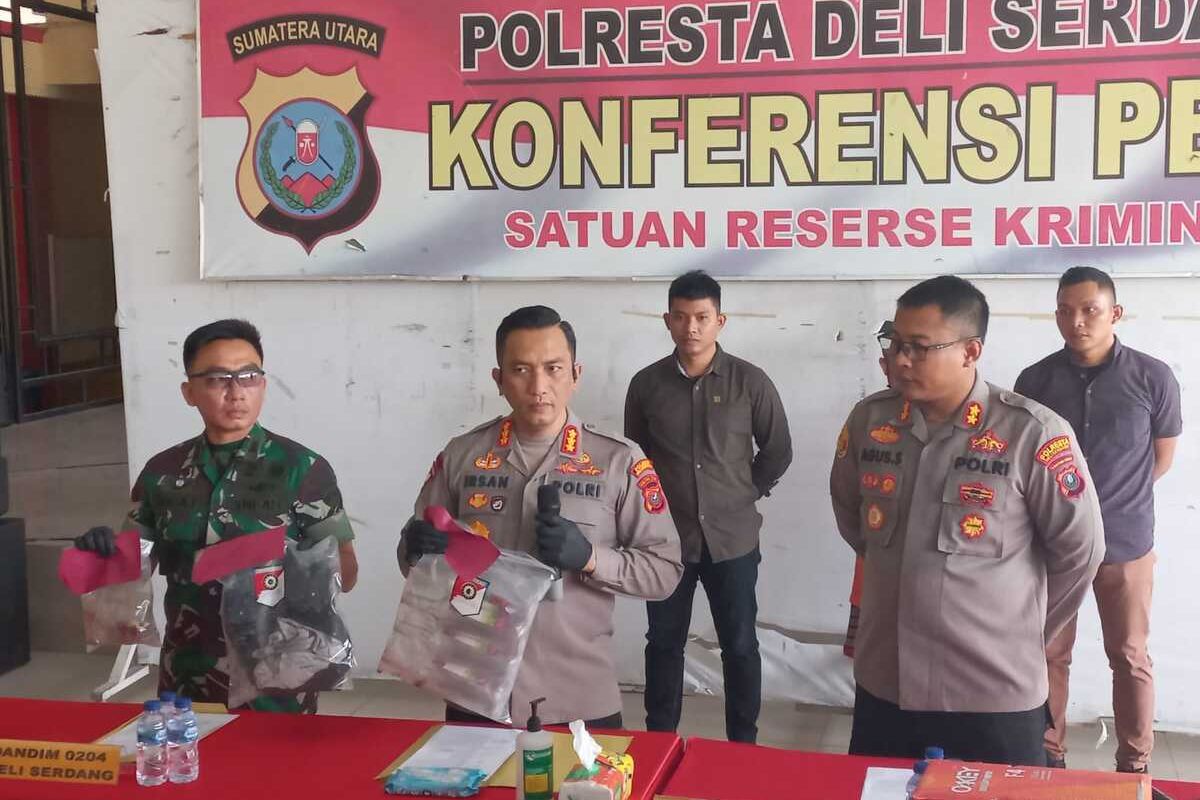 Kapolresta Deli Serdang, Kombes Pol Irsan Sinuhaji memaparkan pengungkapan kasus pengeroyokan anggota TNI di sebuah kafe di Desa Limau Manis, Kecamatan Tanjung Morawa, Deli Serdang pada Kamis (16/2/2023) malam. Polisi menangkap 1 orang tersangka dan masih mengejar 7 tersangka lainnya. Motif pengeroyokan karena kesalahpahaman.