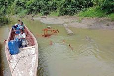 Warga Distrik Airu Buang Meja Sekolah Bantuan Dinas ke Sungai