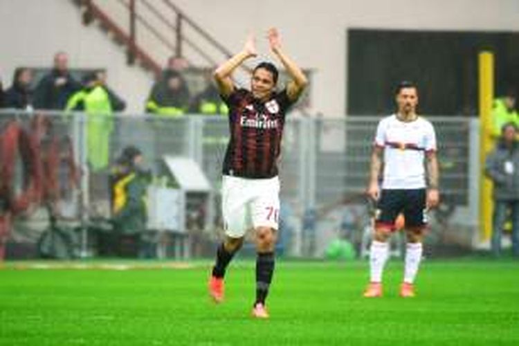 Penyerang AC Milan, Carlos Bacca, merayakan golnya ke gawang Genoa pada pertandingan lanjutan Serie-A, Minggu (14/2/2016). 