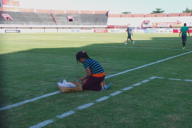 Wayan Sita meletakkan canang sari jelang tim nasional Indonesia U-22 berlatih di Stadion Kapten I Wayan Dipta, Gianyar, Senin (23/5/2017). 