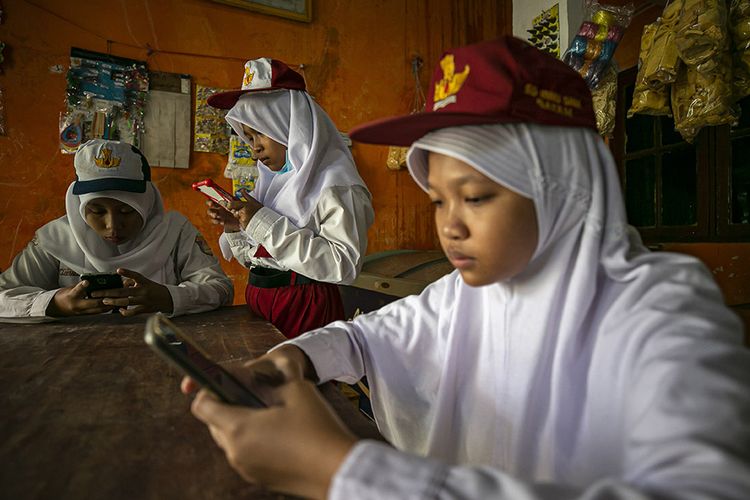 Siswa baru mengikuti Masa Pengenalan Lingkungan Sekolah (MPLS) pada hari pertama sekolah tahun ajaran baru 2020 SMP Negeri 42 secara daring di Batam, Kepulauan Riau, Senin (13/7/2020). Pemerintah Kota Batam belum memperbolehkan kegiatan belajar mengajar secara tatap muka langsung karena masih dalam status zona kuning.