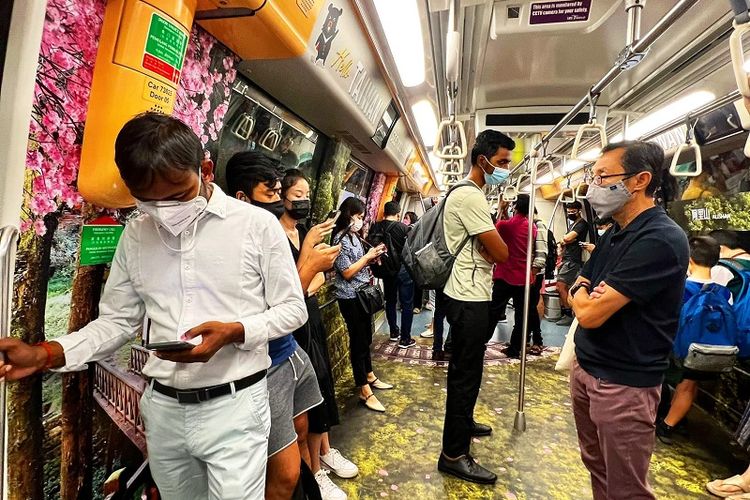 Warga Singapura berada di dalam MRT jalur Utara-Timur atau ungu, Jumat siang (21/10/2022) 
