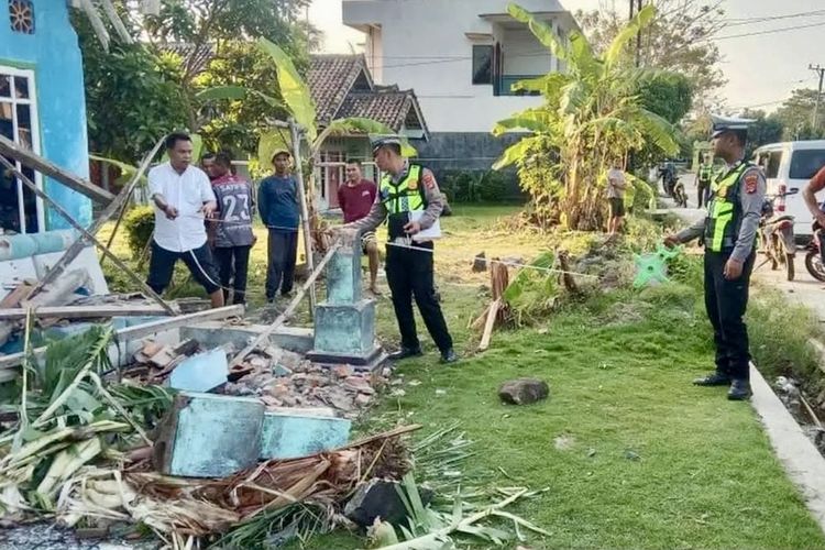 Ngebut di Tikungan, Pikap Angkut Santri Tabrak Rumah di Exit Tol Kalianda, 2 Tewas