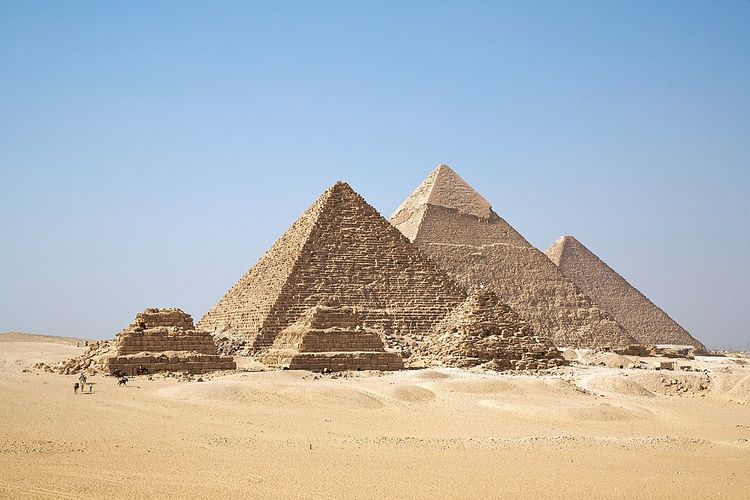 Piramida Menkaure, Piramida Khafre dan Piramida Khufu, yang terletak di kompleks piramida Giza di Mesir.

