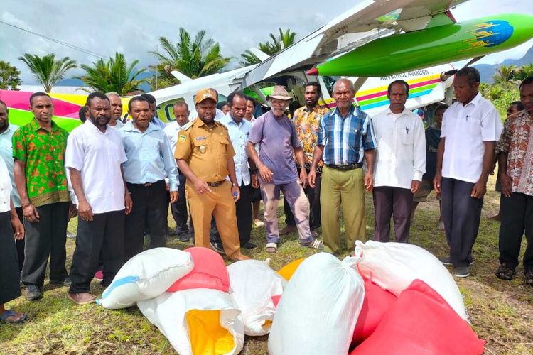 Wakil Bupati Yahukimo Esau Miram ketika membawa bantuan ke Distrik Apalapsili menggunakan pesawat carteran dari Dekai, Yalimo, Papua, Selasa (10/5/2022)