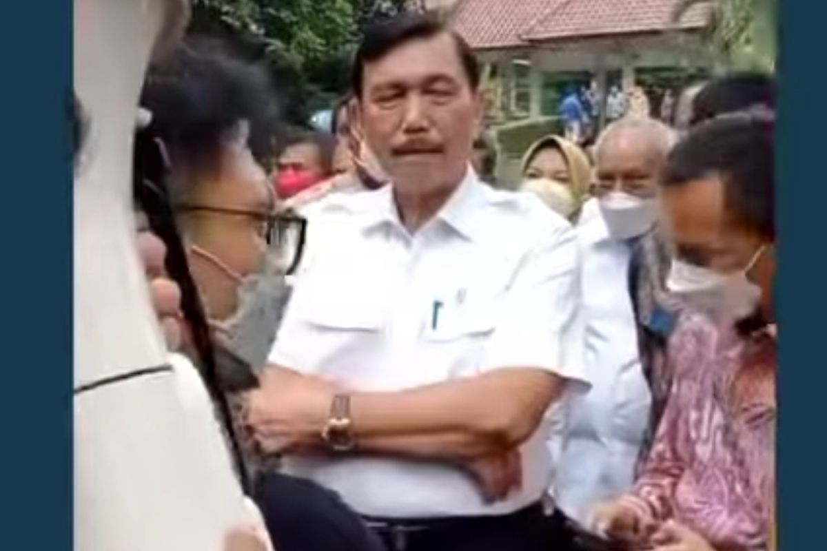 Menko Marves Luhut Binsar Pandjaitan menemui mahasiswa UI yang tengah berdemo di Kampus UI, Selasa (12/4/2022).