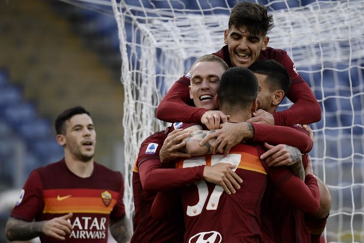 Pemain AS Roma merayakan gol dalam pertandingan AS Roma vs Spezie pada lanjutan Liga Italia 2020-2021 di Stadion Olimpico, Sabtu (23/1/2021). 