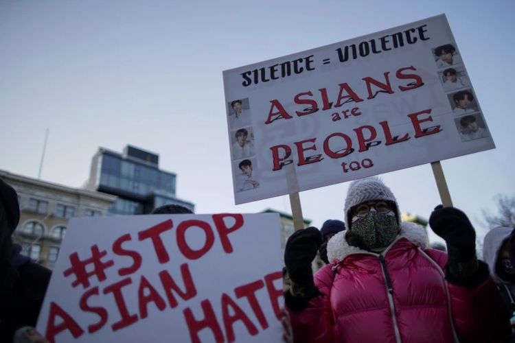 Orang-orang menghadiri acara damai terkait kejahatan kebencian anti-Asia di New York City, New York, AS, 19 Maret 2021. (Foto: REUTERS/Eduardo Munoz