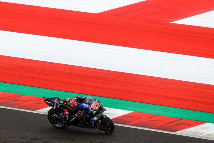 Pebalap Monster Energy Yamaha, Fabio Quartararo memacu sepeda motornya saat sesi latihan bebas 1 MotoGP seri Pertamina Grand Prix of Indonesia 2022 di Pertamina Mandalika International Street Circuit, Lombok Tengah, NTB, Jumat (18/3/2022). Quartararo dan Morbidelli menempati posisi dua teratas dalam hasil gabungan latihan bebas alias free practice (FP) 1 dan 2 MotoGP Mandalika.