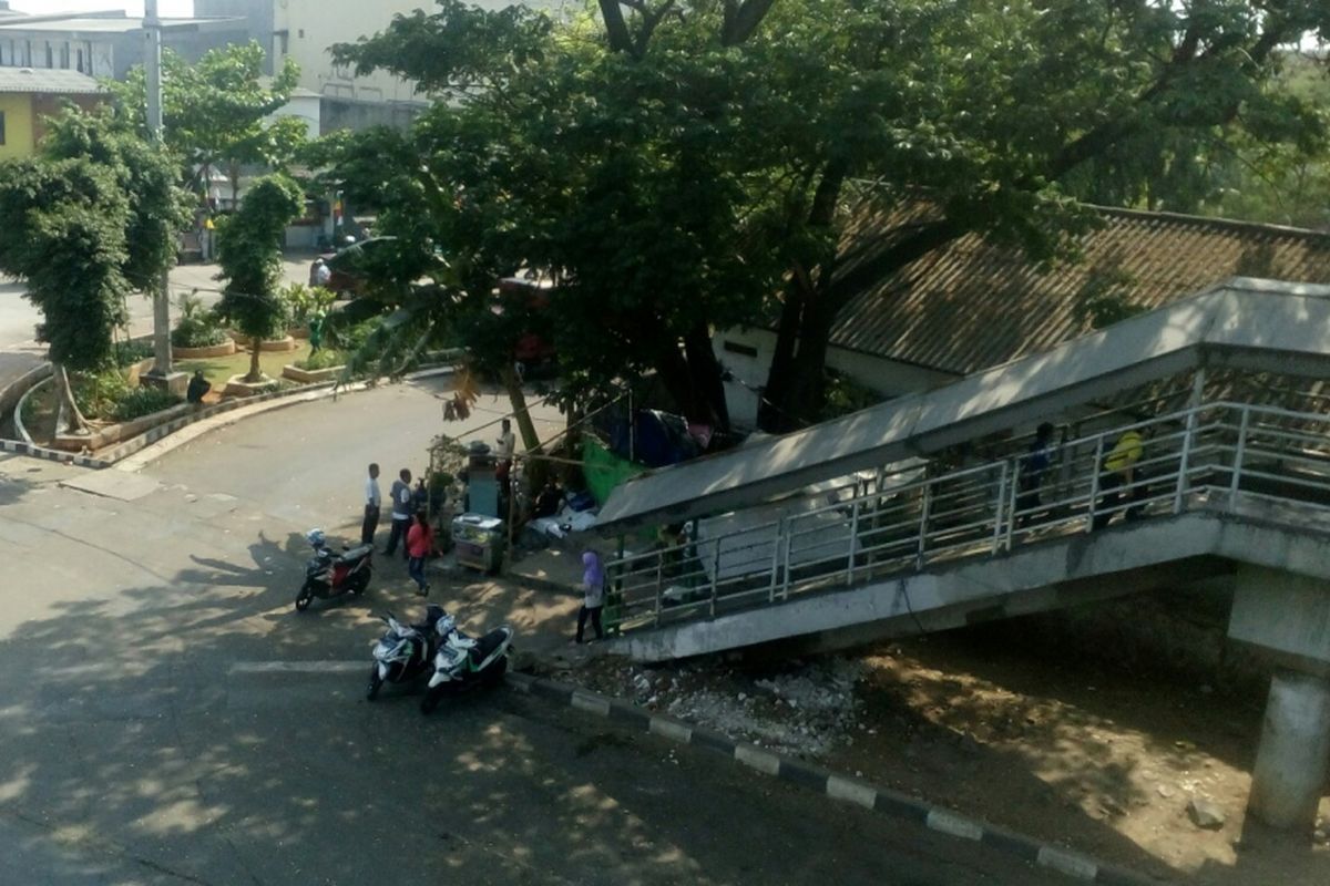 Para tukang ojek kembali menggunakan sisi bawah Jembatan Penyeberangan Orang (JPO) Jembatan Besi, Jakarta Barat sebagai pangkalan ojek, Senin (21/8/2017).