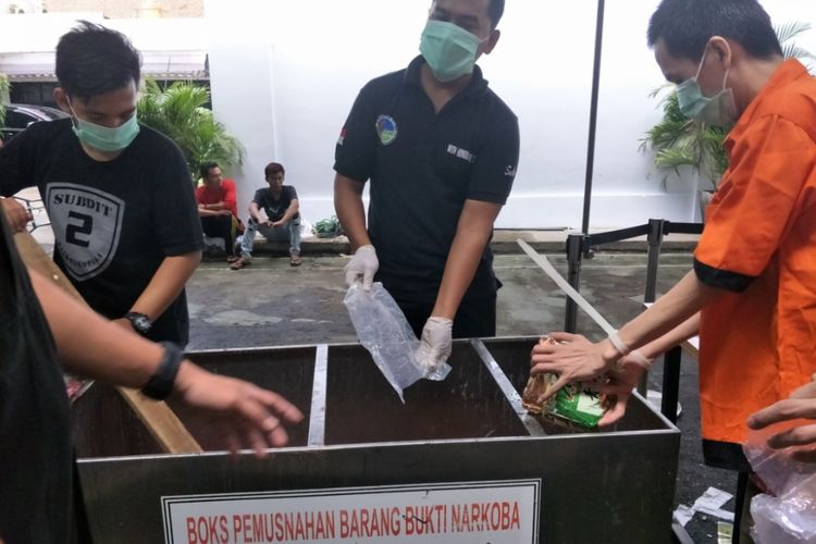 Para tersangka kasus narkoba memusnahkan barang bukti hasil kejahatannya di Mapolda Metro Jaya, Kamis (24/5/2018).
