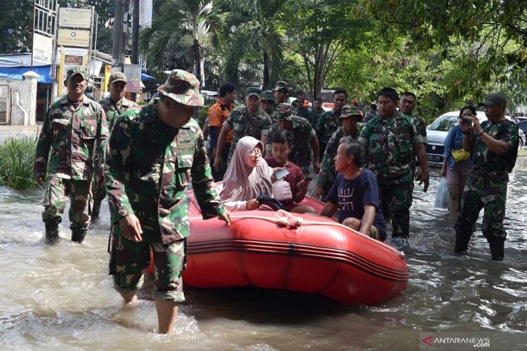 Sejumlah prajurit TNI AD mengevakuasi warga korban banjir dengan menggunakan perahu karet di perumahan Harapan Indah Bekasi, Jawa Barat, Minggu (23/2/2020). 