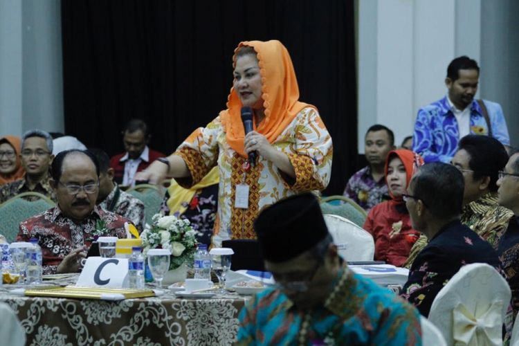 Wakil Wali Kota Semarang, Hevearita Gunaryanti Rahayu mewakili Kota Semarang menerima penghargaan dari Kementerian Kesehatan karena telah mengupayakan 5 pilar Sanitasi Total Berbasis Masyarakat (STBM), di Auditorium Siwabessy, Kantor Kementerian Kesehatan Jakarta, Kamis (18/10/2018).
