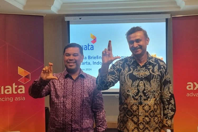 Group Chief Financial Officer Axiata Group Berhad Nik Rizal Kamil  dan Group Chief Executive Officer dan Managing Director Axiata Group Berhad Vivek Sood saat Media Briefing di Jakarta, Kamis (13/6/2024).